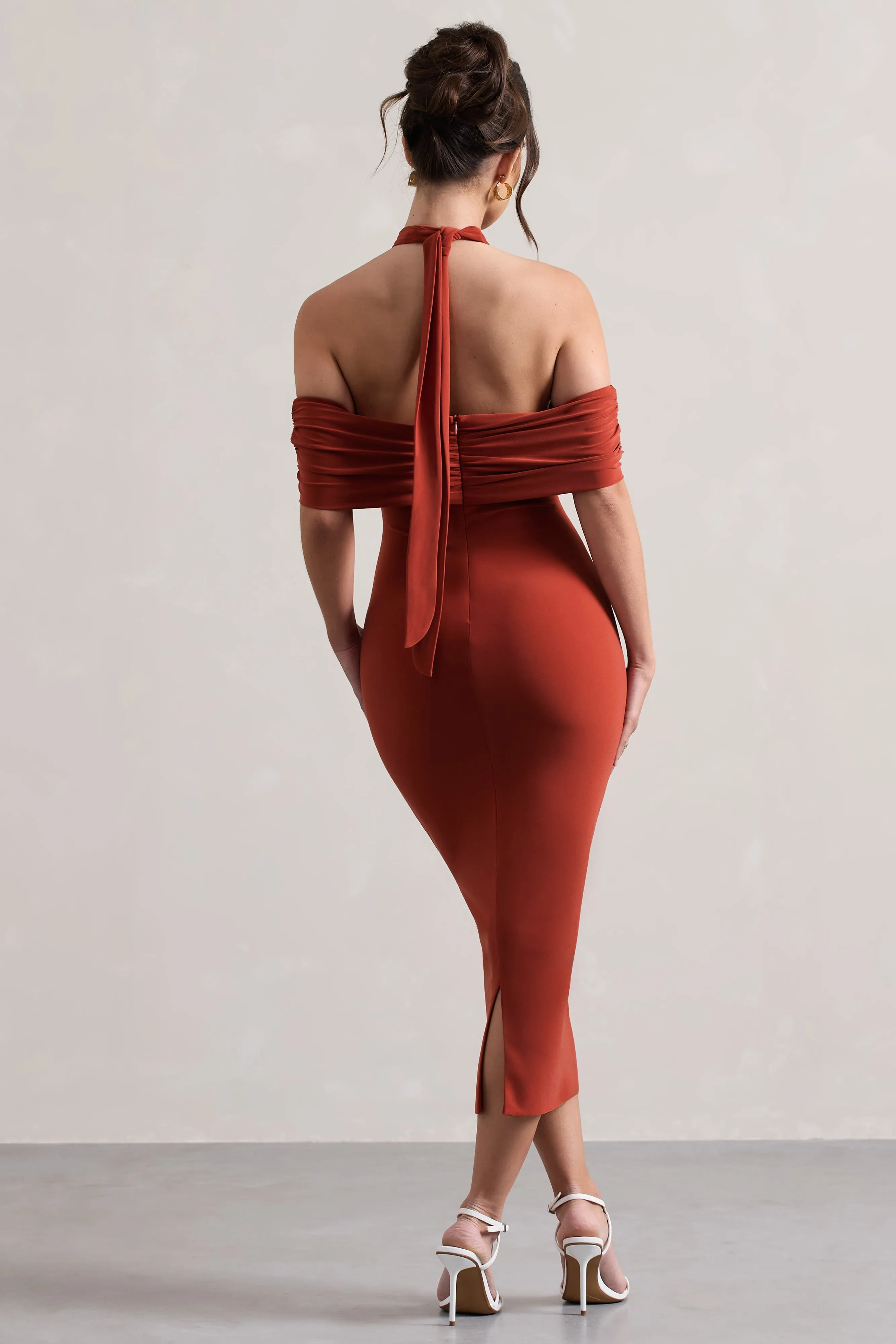 Connect | Robe mi-longue moulante terracotta à décolleté croisé et découpes au cou.